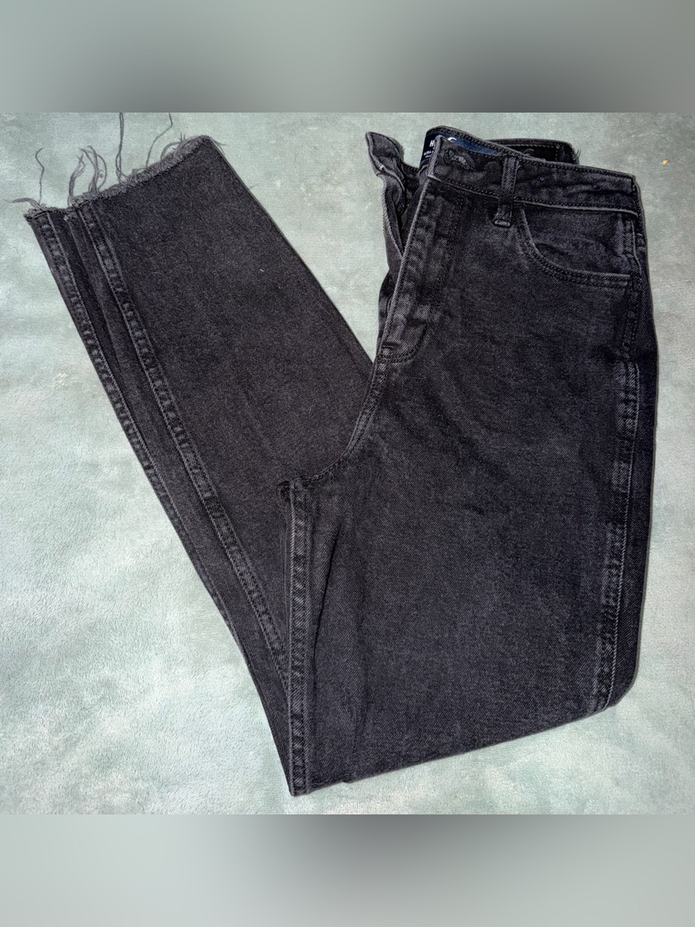 Hollister Ultra High-Rise Mom Jeans – Black Wash – Size 1R / W25 L27